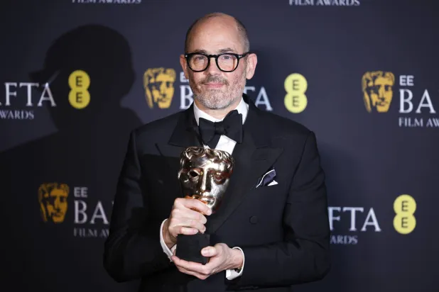 إدوارد بيرجر مخرج فيلم «كونكليف» رفقة جائزة أفضل فيلم (إ.ب.أ)