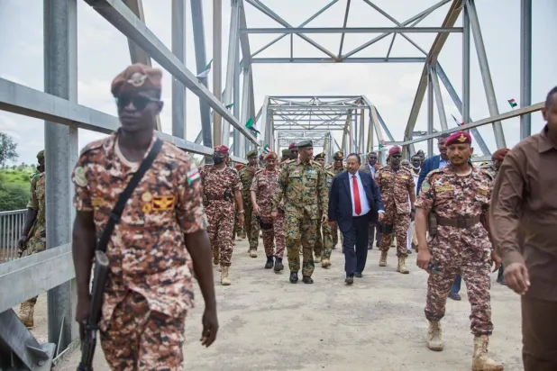 عبد الفتاح البرهان رئيس مجلس السيادة الانتقالي في السودان وعبد الله حمدوك خلال زيارة لولاية القضارف يوم 16 أغسطس 2021 (مجلس السيادة الانتقالي)