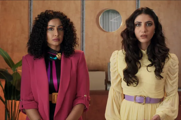 روان مهدي ومنى حسين بطلتَي مسلسل «الصفقة»... (نتفليكس)