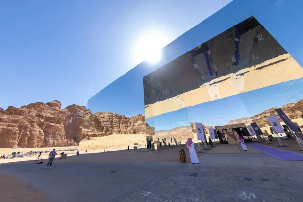 مقر انعقاد المؤتمر في «قاعة مرايا» (مؤتمر العلا)