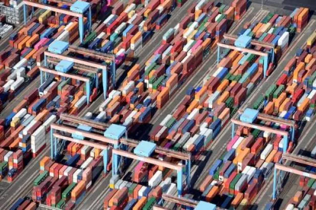 عرض جوي للحاويات في ميناء هامبورغ (رويترز)