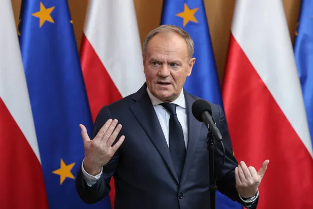 رئيس الوزراء البولندي دونالد توسك خلال مؤتمر صحافي في وارسو (إ.ب.أ)