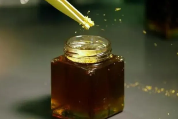 يستخدم الكثير منا العسل بشكل يومي في مختلف الأشياء (رويترز)