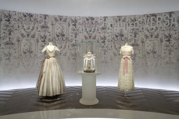 رغم توالي كثير من المصممين على «ديور» بعد وفاة مؤسسها فإنهم احترموا مبادئه وأفكاره (هيئة الترفيه)