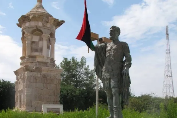 تمثال الإمبراطور الروماني سبتيموس سيفيروس أمام متحف مدينة لبدة الكبرى الأثرية (الشرق الأوسط)