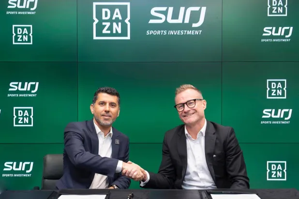 جانب من اتفاقية التوقيع بين داني تاونسند وشاي سيجيف شراكة «سرج» و«دازن»... (سرج للاستثمار الرياضي)