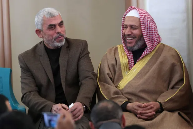 يحيى السنوار مع خليل الحية في صورة تعود لعام 2017 (أ.ف.ب)