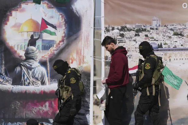 لحظة تسليم أسير إسرائيلي إلى الصليب الأحمر في خان يونس السبت 15 فبراير 2025 (أ.ب)