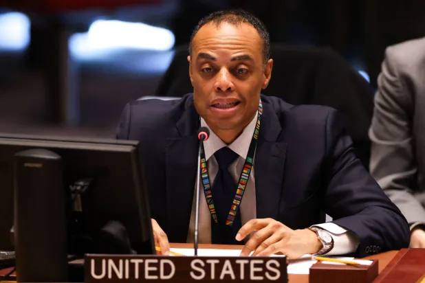 المستشار السياسي الأميركي جون كيلي خلال اجتماع لمجلس الأمن التابع للأمم المتحدة بشأن أوكرانيا في مقرّ المنظمة الدولية بمدينة نيويورك 17 فبراير 2025 (أ.ف.ب)