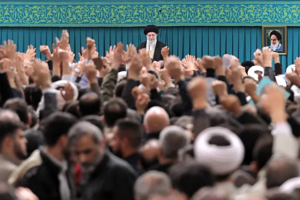 خامنئي يلقي خطاباً أمام أنصاره في حسينية مكتبه اليوم (أ.ف.ب)