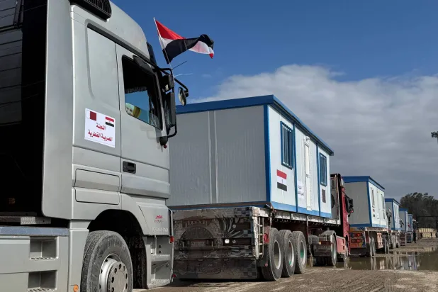 شاحنات تحمل منازل متنقلة تصطف على الجانب المصري من معبر رفح الحدودي مع قطاع غزة 13 فبراير 2025 (أ.ف.ب)