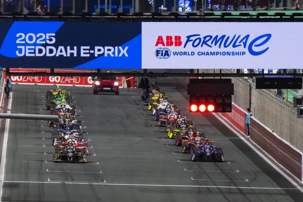 تكنولوجيا «تعزيز الطاقة» تمكن السائقين من شحن بطاقة السيارة بنسبة 10 في المائة خلال 30 ثانية فقط (وزارة الرياضة)