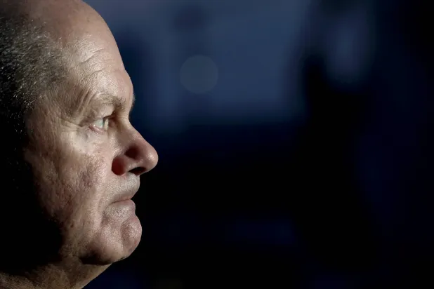 المستشار الألماني أولاف شولتس يدلي ببيان عقب القمة غير الرسمية للزعماء الأوروبيين بشأن الوضع في أوكرانيا والأمن الأوروبي في السفارة الألمانية بباريس في 17 فبراير 2025 (أ.ف.ب)