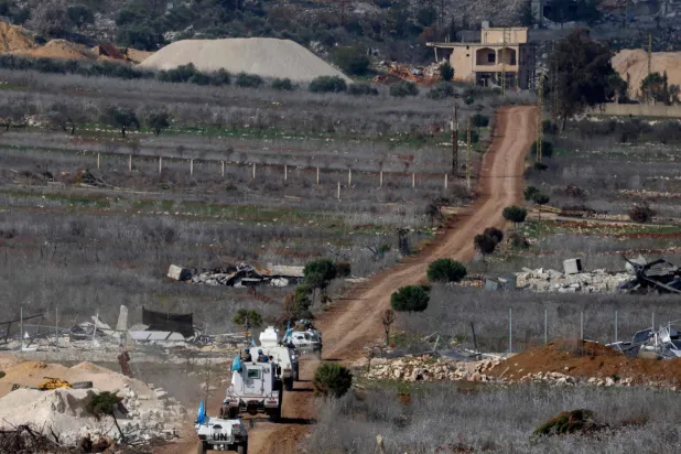 قافلة تابعة لقوة الأمم المتحدة المؤقتة في جنوب لبنان على الحدود مع شمال إسرائيل (أ.ف.ب)