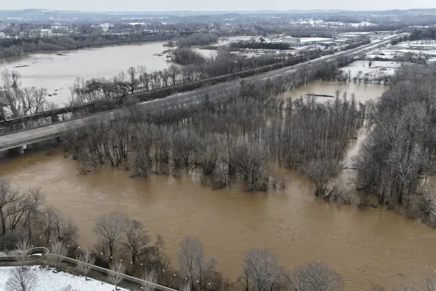 معظم القتلى في كنتاكي غرقوا عندما حوصروا في سياراتهم بسبب مياه الفيضانات (أ.ب)