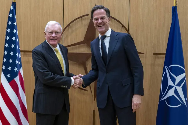 مارک روته، دبیرکل ناتو، با کیث کیلگ، فرستاده ویژه آمریکا، دست میدهد؛ بروکسل، ۱۷ فوریه ۲۰۲۵