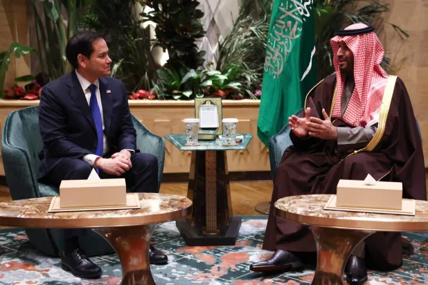 ولیعهد سعودی در جریان مذاکرات خود با وزیر خارجه آمریکا (فرانس پرس)