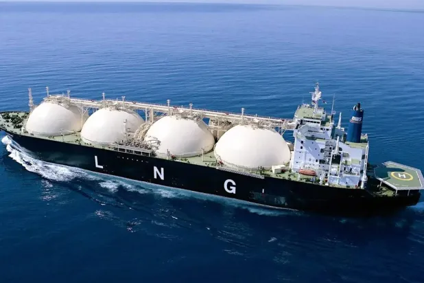 سفينة غاز طبيعي مسال في عرض البحر (رويترز)