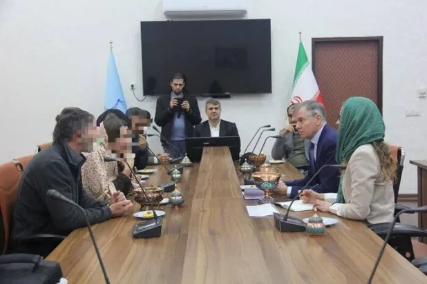 السفير البريطاني في طهران هوغو شورتر يلتقي المحتجزَيْن في مدينة كرمان الأسبوع الماضي (أرنا)