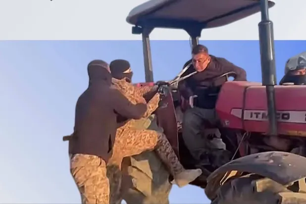 صور نشرها ناشطون أكراد لمحاولة جنود إنزال مزارع من جراره الزراعي في ضواحي كركوك