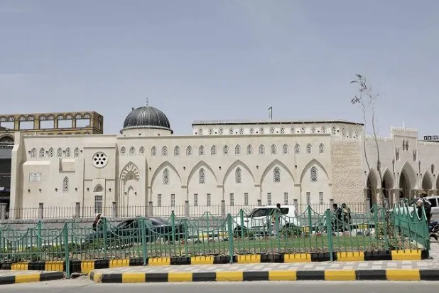 مبنى يزعم الحوثيون أنه مجسم للمسجد الأقصى في تقاطع مزدحم بالعاصمة صنعاء (إعلام حوثي)