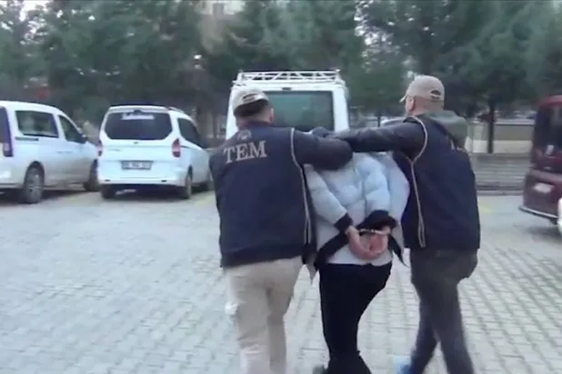 عنصران من قوات مكافحة الإرهاب التركية خلال القبض على أحد المتهمين بدعم «حزب العمال الكردستاني»... (الداخلية التركية)