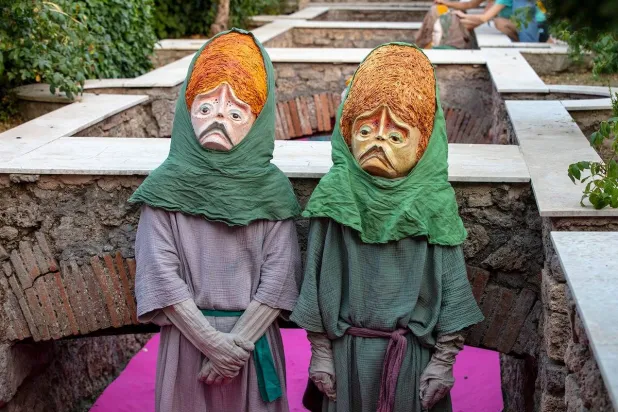 الشخصيات آسرة بأشكالها وتوظيفها تسرد جَمْعه المذهل بين الخرافة والحقيقة (فيسبوك)