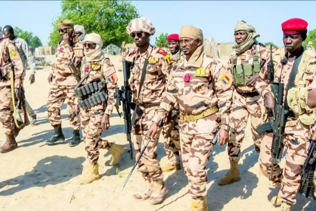 الرئيس التشادي يتجول في الموقع العسكري ويكتشف آثار الهجوم الإرهابي قبل إطلاق عمليته العسكرية التي استمرت لثلاثة أشهر ضد «بوكو حرام» (رئاسة تشاد)