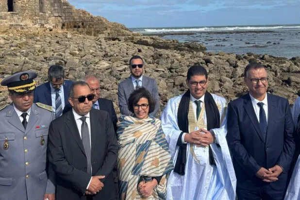 وزيرة الثقافة الفرنسية مع نظيرها المغربي بالصحراء (أ.ف.ب)