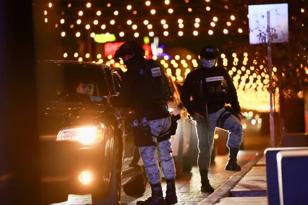 أفراد من الحرس الوطني المكسيكي خلال دورية قرب معبر حدودي مع الولايات المتحدة كجزء من رد الحكومة المكسيكية على طلب الرئيس دونالد ترمب اتخاذ إجراءات حازمة ضد الهجرة وتهريب المخدرات (رويترز)