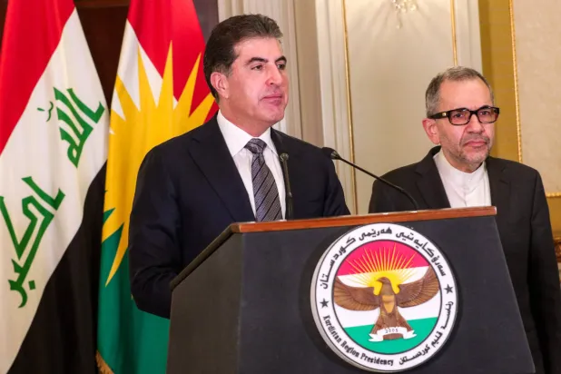 نيجيرفان بارزاني (يسار) رئيس إقليم كردستان العراق يتحدث خلال مؤتمر صحافي (أ.ف.ب)