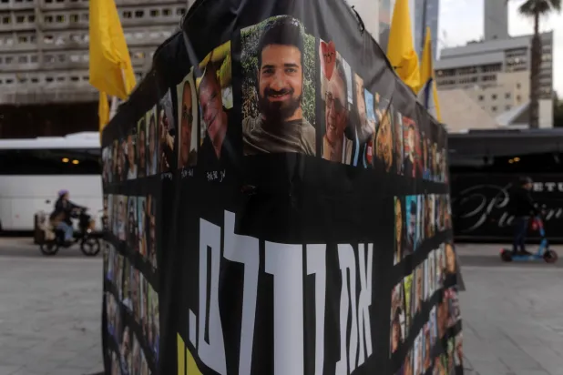 ملصقات الرهائن المختطفين خلال الهجوم الذي نفّذته «حماس» في 7 أكتوبر 2023 على جنوب إسرائيل... الصورة في تل أبيب 18 فبراير 2025 (رويترز)
