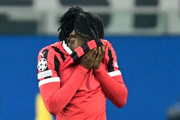 الحسرة على وجه لاعب ميلان رافايل لياو بعد توديع أبطال أوروبا (رويترز)