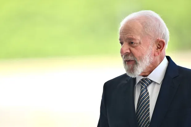 الرئيس البرازيلي لويس إيناسيو لولا دا سيلفا ينظر قبل اجتماعه مع الرئيس البرتغالي مارسيلو ريبيلو دي سوزا في قصر بلانالتو في برازيليا (رويترز)