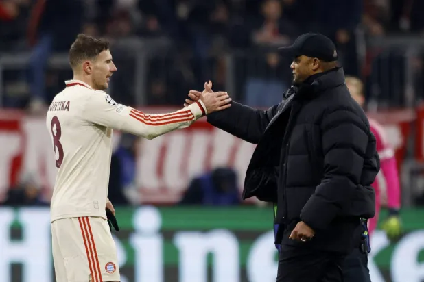 كومباني يهنئ ليون عقب المباراة (رويترز)