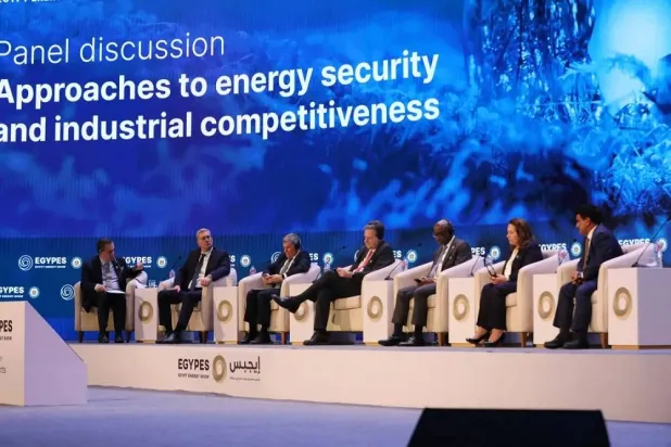  Officials are seen at Egypt’s international Energy Show (EGYPES 2025). (Asharq Al-Awsat) 