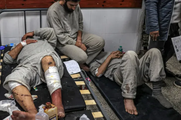 معتقلون فلسطينيون سابقون ينتظرون العلاج من إصاباتهم بعد وقت قصير من إطلاق سراحهم وإعادتهم إلى غزة في ديسمبر (أ.ف.ب)