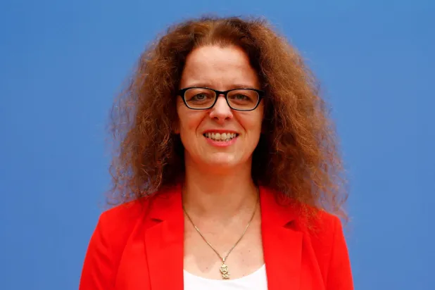 إيزابيل شنابل عضوة مجلس إدارة المركزي الأوروبي تلتقط صورة قبل مؤتمر صحافي في برلين (أرشيفية - رويترز)