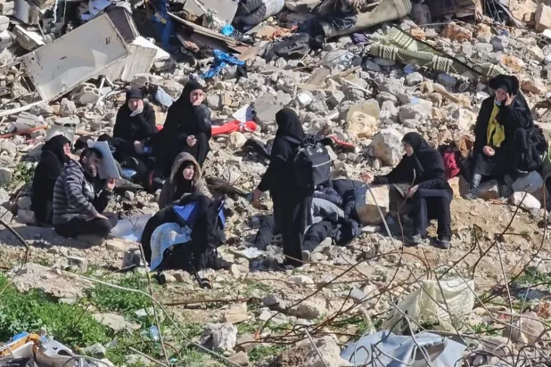 Lübnan'ın güneyindeki el-Adise kasabasında İsrail saldırılarının yol açtığı yıkımın ortasında yürüyen Lübnanlı bir kız (AP)