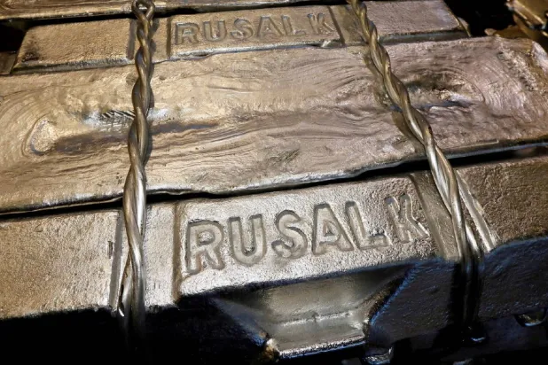 قضبان الألمنيوم مخزنة في مصهر «روسال» في كراسنويارسك بروسيا (رويترز)