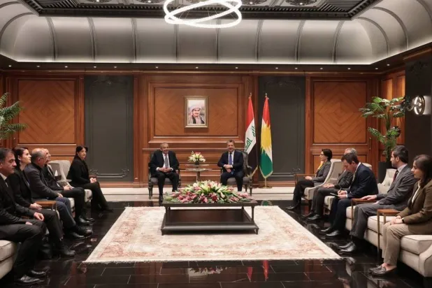 رئيس حكومة إقليم كردستان مسرور بارزاني وإلى جانبه النائب سري ثريا أوندر خلال لقائه وفد إيمرالي في أربيل الأربعاء (موقع حزب الديمقراطية والمساواة للشعوب)