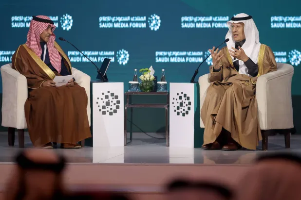 الأمير عبد العزيز بن سلمان في حوار يديره الوزير سلمان الدوسري (تصوير: مشعل القديد) 