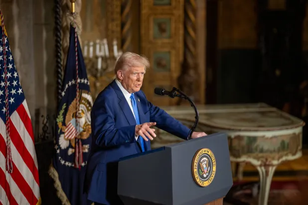 الرئيس الأميركي دونالد ترمب يتحدث إلى الصحافيين في مارالاغو بفلوريدا الثلاثاء (البيت الأبيض - د.ب.أ)