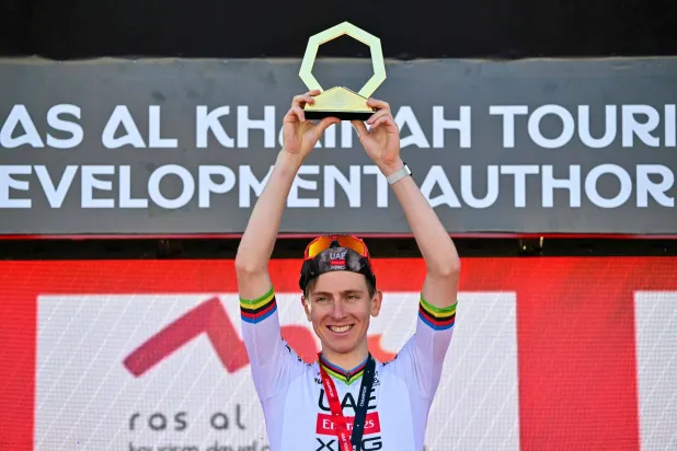 تُوج دراج «فريق الإمارات» بلقب نسختي 2021 و2022 قبل أن يغيب في العامين التاليين (أ.ف.ب)