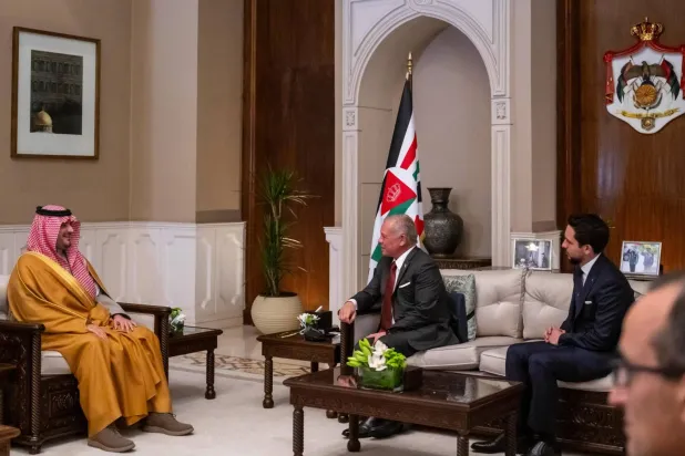 ملك الأردن خلال استقباله وزير الداخلية السعودي في قصر بسمان الزاهر بالعاصمة عمّان (واس)