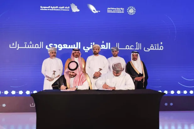 جانب من توقيع الاتفاقيات في ملتقى الأعمال السعودي العماني (وكالة الأنباء العمانية)