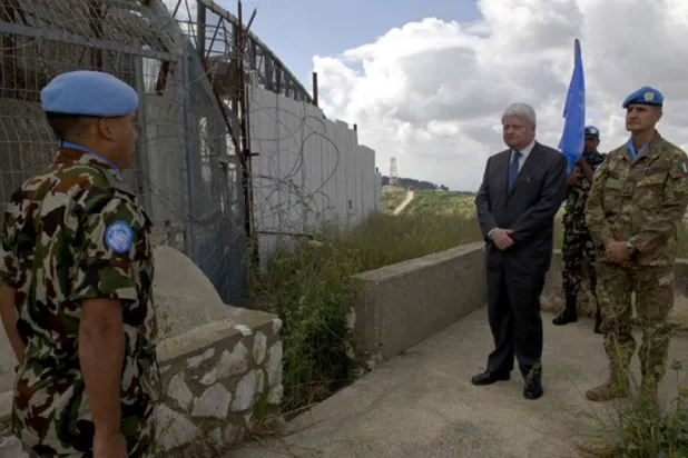 وكيل الأمين العام للأمم المتحدة لمهام عمليات حفظ السلام هيرفى لادوس يعاين عام 2013 ضريحاً يقع على جانبي الحدود بموقع العباد جنوب لبنان (الأمم المتحدة)