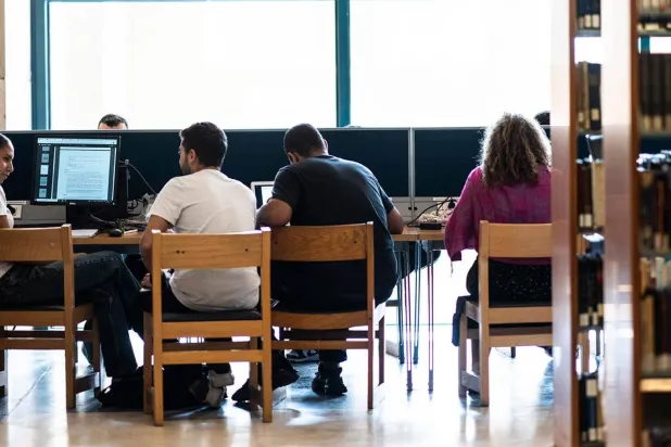 طلاب يدرسون في الجامعة الأميركية بالقاهرة (صفحة الجامعة - فيسبوك)