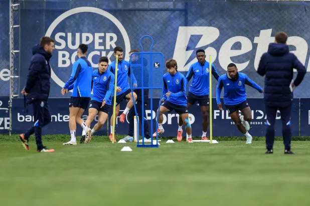 لاعبو بورتو خلال التدريب الأخير قبل التوجه الى العاصمة الإيطالية لمواجهة روما الحاسمة (ا ب ا)