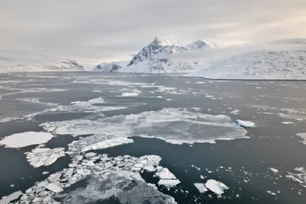 لقطة تُظهر الجليد العائم أمام جزيرة سيرميتسياك بالقرب من نوك بغرينلاند (رويترز)